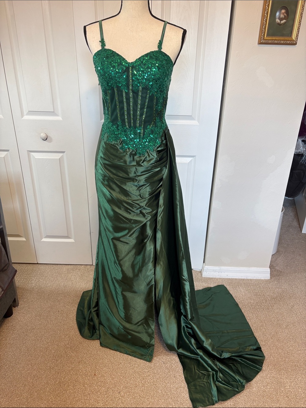 NWT Emerald Green Sequined Lace Formal Gown with Side Slit & Train – Size 6.